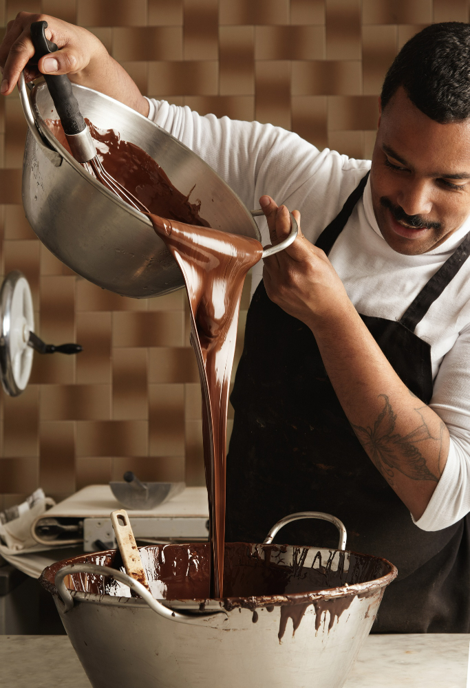 Colatura del cioccolato nel laboratorio di Milano
